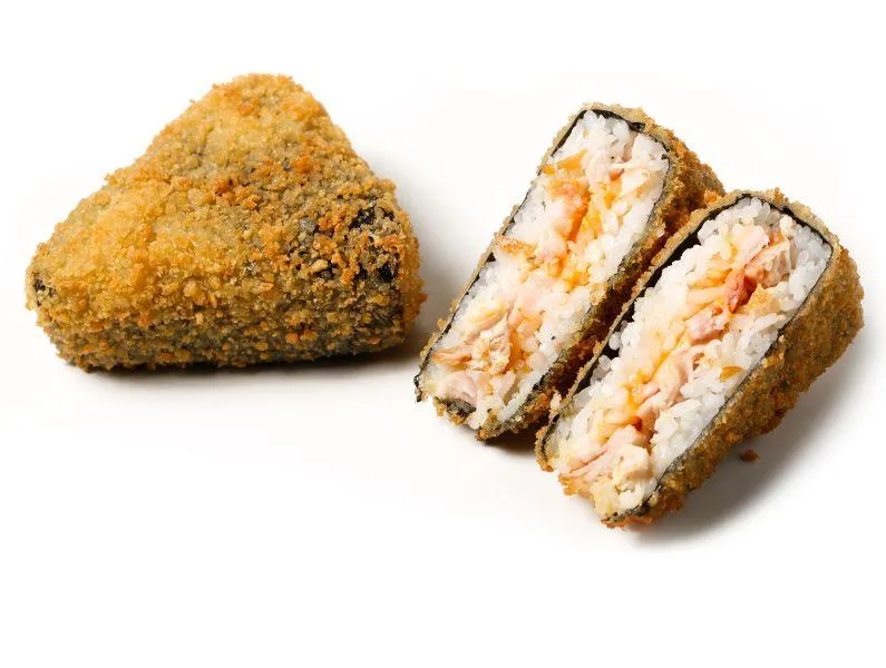 Темпурный онигири с курицей и беконом, 1 шт.