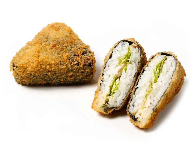 Темпурный онигири с курицей и соусом цезарь, 1 шт.